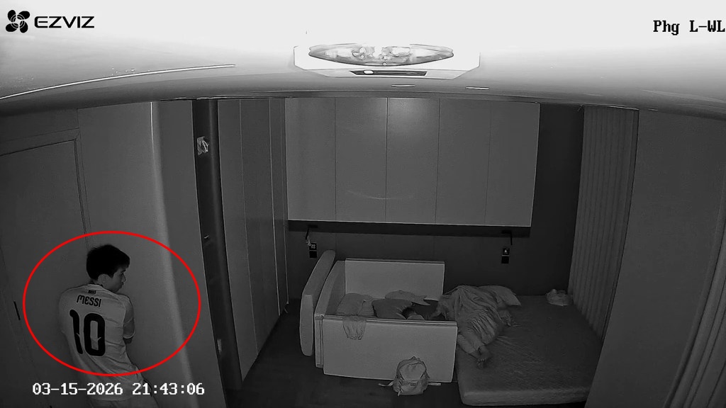 Camera ghi lại cảnh một người "l&eacute;n l&uacute;t di chuyển" trong ph&ograve;ng ngủ nh&agrave; Đo&agrave;n Văn Hậu: Xem đến đoạn cuối mới thở ph&agrave;o!- Ảnh 1.