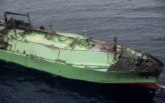 T&agrave;u chở nhi&ecirc;n liệu của Nga bị tấn c&ocirc;ng, tr&ocirc;i dạt nhiều ng&agrave;y gần Italy - Ảnh 1.