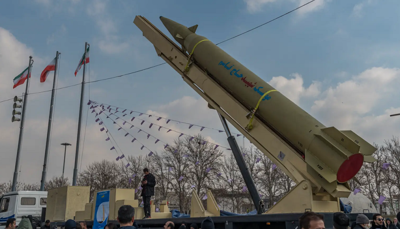 Iran ph&oacute;ng t&ecirc;n lửa đạn đạo Haj Qasem v&agrave;o Israel v&agrave; căn cứ Mỹ g&acirc;y chấn động 2026 - Ảnh 1.