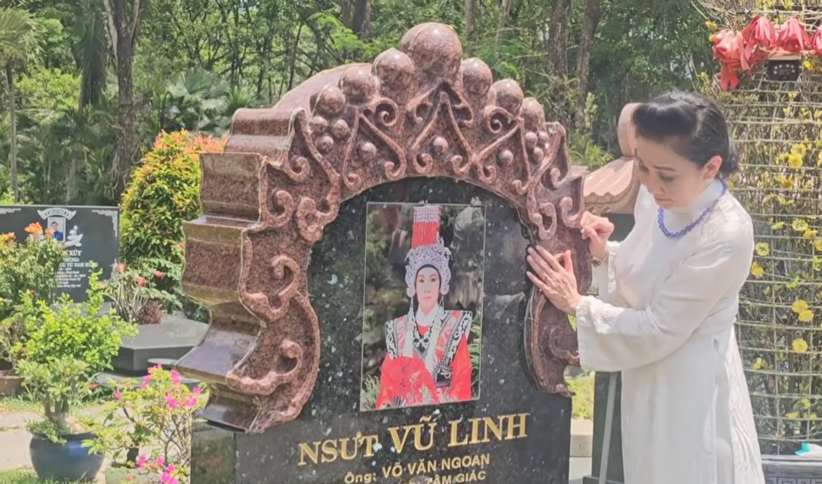Nữ NSƯT từ Mỹ về tới thăm mộ Vũ Linh, quỳ b&ecirc;n mộ n&oacute;i thẳng 1 điều - Ảnh 1.