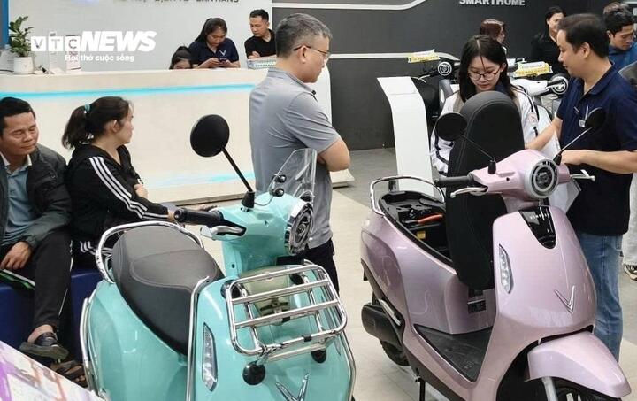 Xe điện đắt h&agrave;ng như t&ocirc;m tươi thời gi&aacute; xăng dầu 'phi m&atilde;'- Ảnh 1.