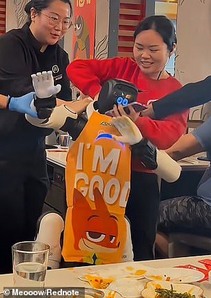 Robot biểu diễn bất ngờ &ldquo;nổi loạn&rdquo; trong nh&agrave; h&agrave;ng, đập ph&aacute; b&aacute;t đĩa khiến nh&acirc;n vi&ecirc;n vất vả khống chế giữa đ&aacute;m đ&ocirc;ng hoảng loạn - Ảnh 1.