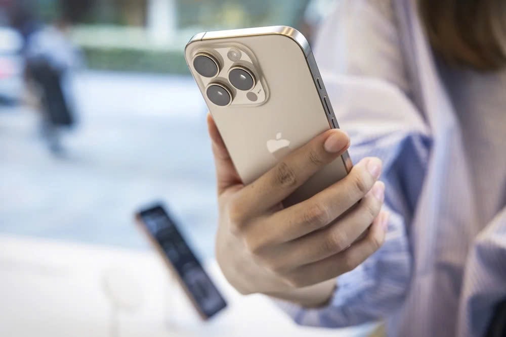 Apple cảnh b&aacute;o lỗ hổng bảo mật iOS c&oacute; thể x&acirc;m nhập H&agrave;ng triệu iPhone dễ d&agrave;ng - Ảnh 1.