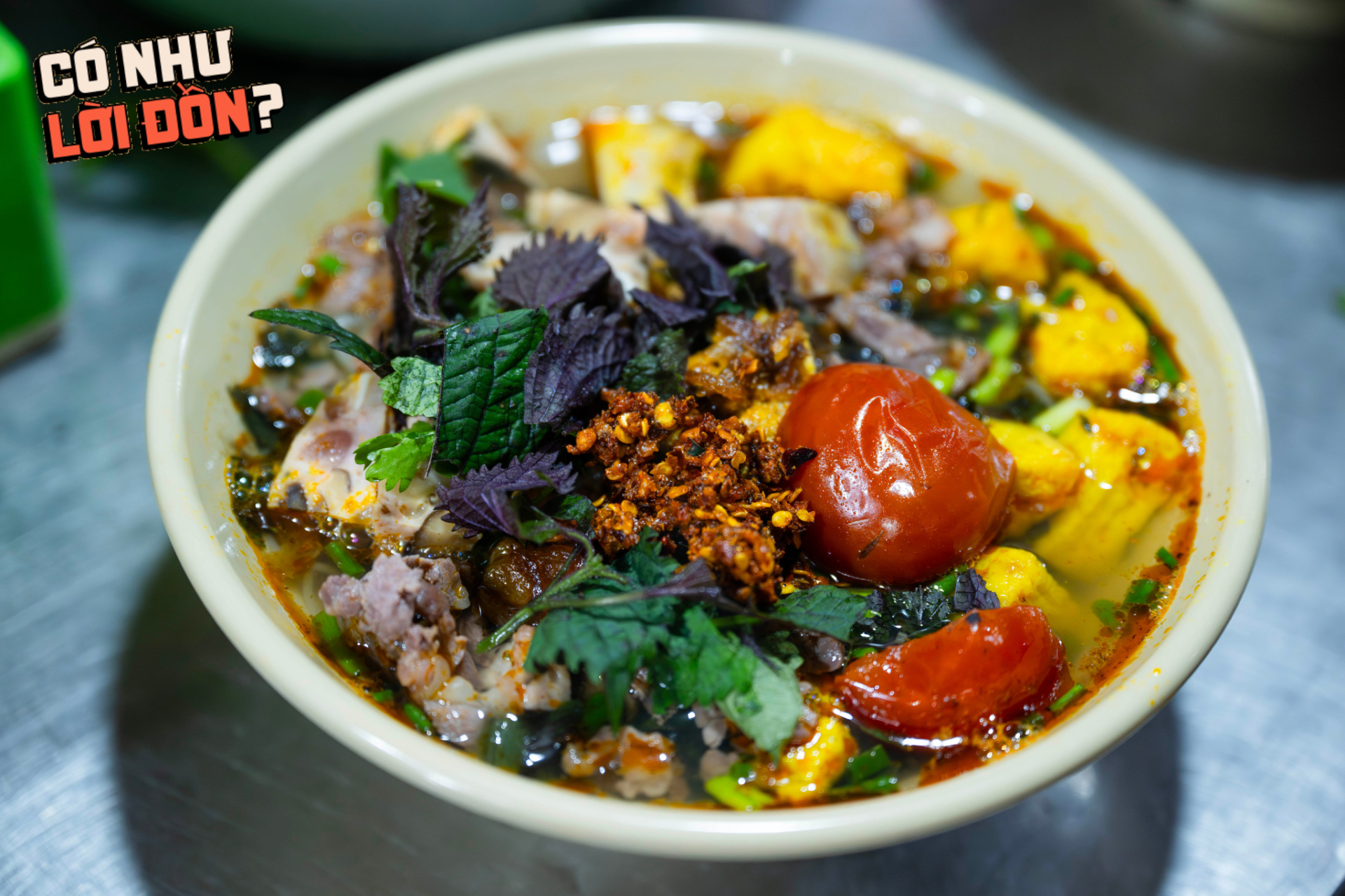 Ăn thử b&aacute;t b&uacute;n ri&ecirc;u 80k g&acirc;y x&ocirc;n xao chợ Đồng Xu&acirc;n: Topping &ecirc; hề ăn k&egrave;m nước sấu ng&acirc;m c&oacute; ngon như lời đồn?- Ảnh 4.