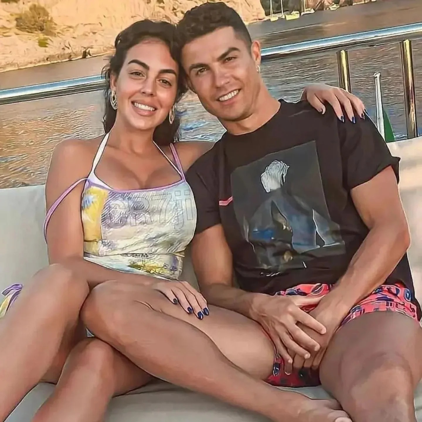 Diện &aacute;o chỉ 2 triệu đồng, bạn g&aacute;i Ronaldo vẫn to&aacute;t l&ecirc;n kh&iacute; chất "phu nh&acirc;n tỷ ph&uacute;", body "n&oacute;ng bỏng mắt" - Ảnh 2.