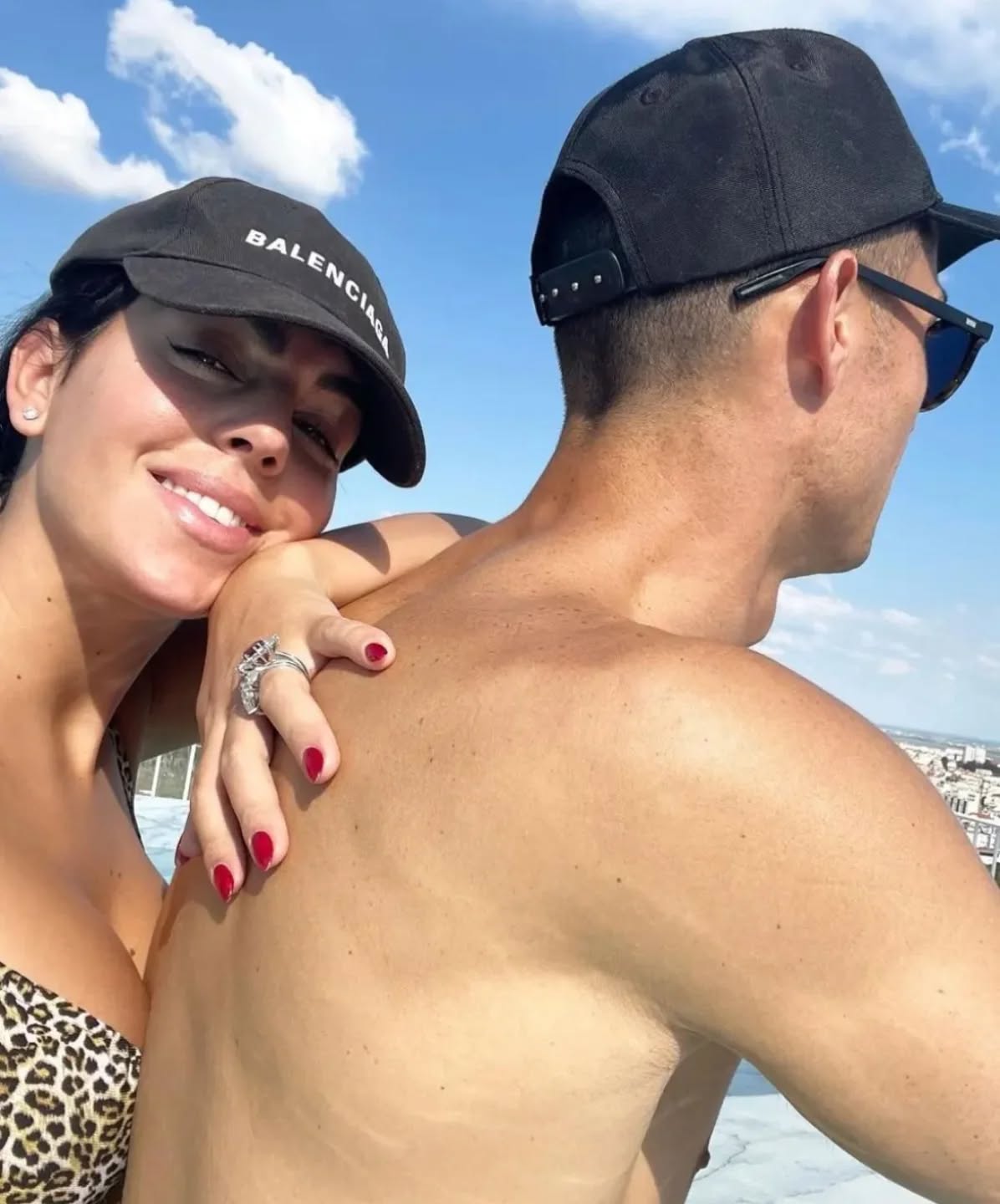 Diện &aacute;o chỉ 2 triệu đồng, bạn g&aacute;i Ronaldo vẫn to&aacute;t l&ecirc;n kh&iacute; chất "phu nh&acirc;n tỷ ph&uacute;", body "n&oacute;ng bỏng mắt" - Ảnh 3.