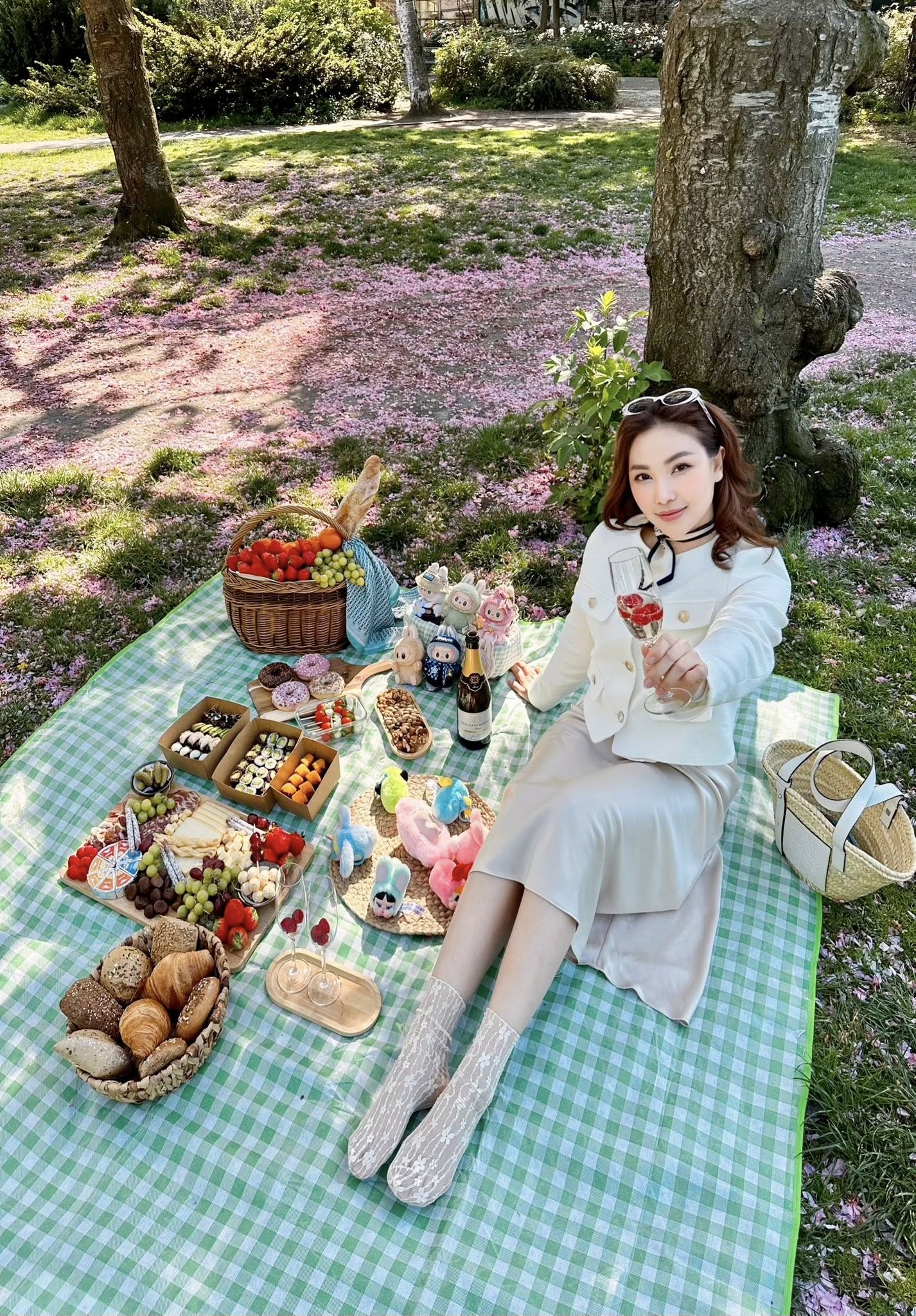 Hội bạn th&acirc;n "muốn gia nhập phải c&oacute; 1 tỷ" của Ngọc Trinh giờ ra sao? - Ảnh 12.