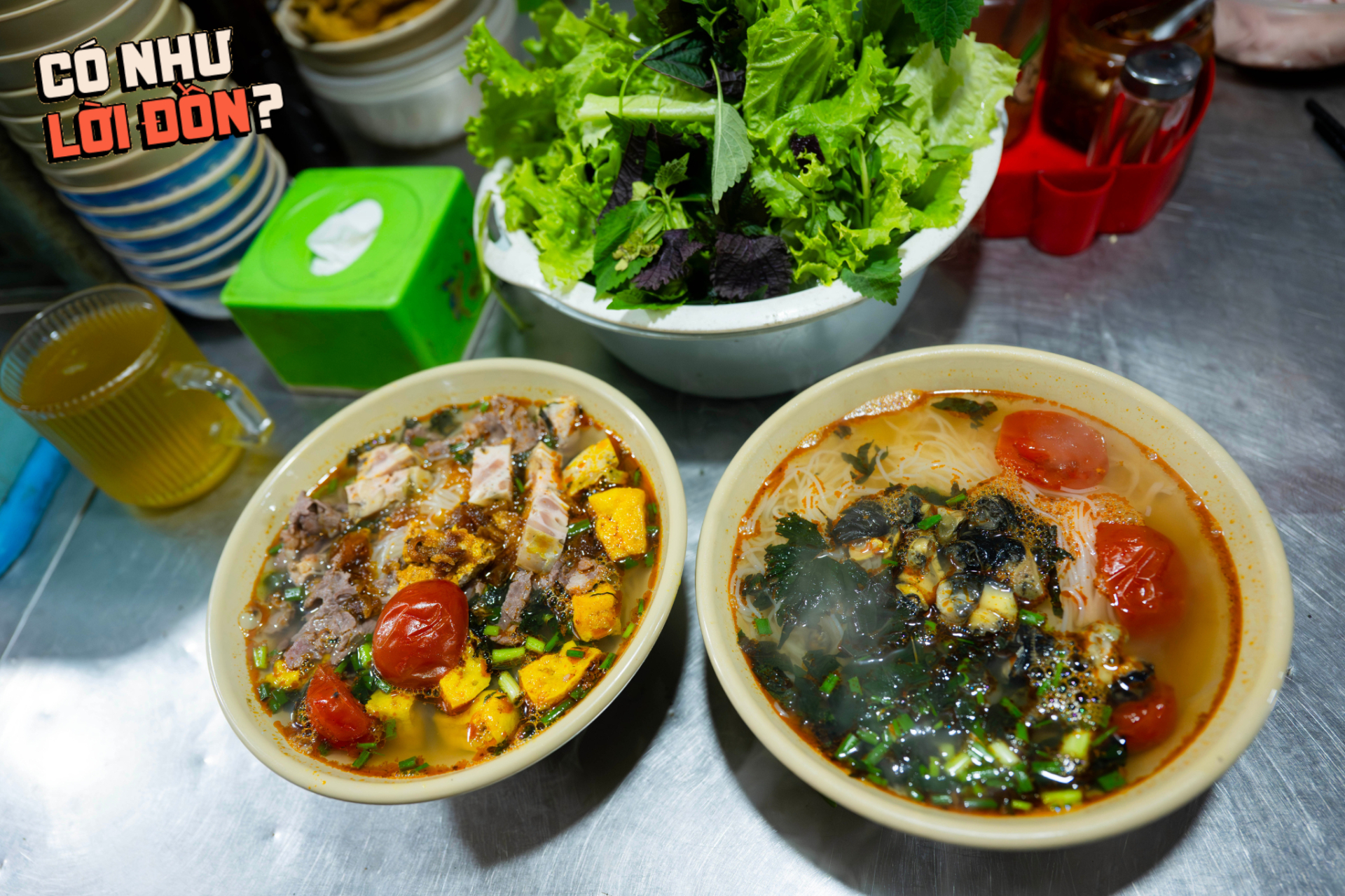 Ăn thử b&aacute;t b&uacute;n ri&ecirc;u 80k g&acirc;y x&ocirc;n xao chợ Đồng Xu&acirc;n: Topping &ecirc; hề ăn k&egrave;m nước sấu ng&acirc;m c&oacute; ngon như lời đồn?- Ảnh 7.