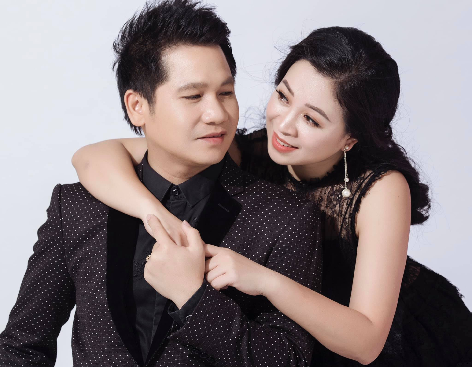 Cuộc sống tuổi 50 của "&ocirc;ng ho&agrave;ng nhạc đỏ" v&agrave; mối t&igrave;nh từ thời cấp 3: Quấn qu&yacute;t kh&ocirc;ng rời - Ảnh 2.