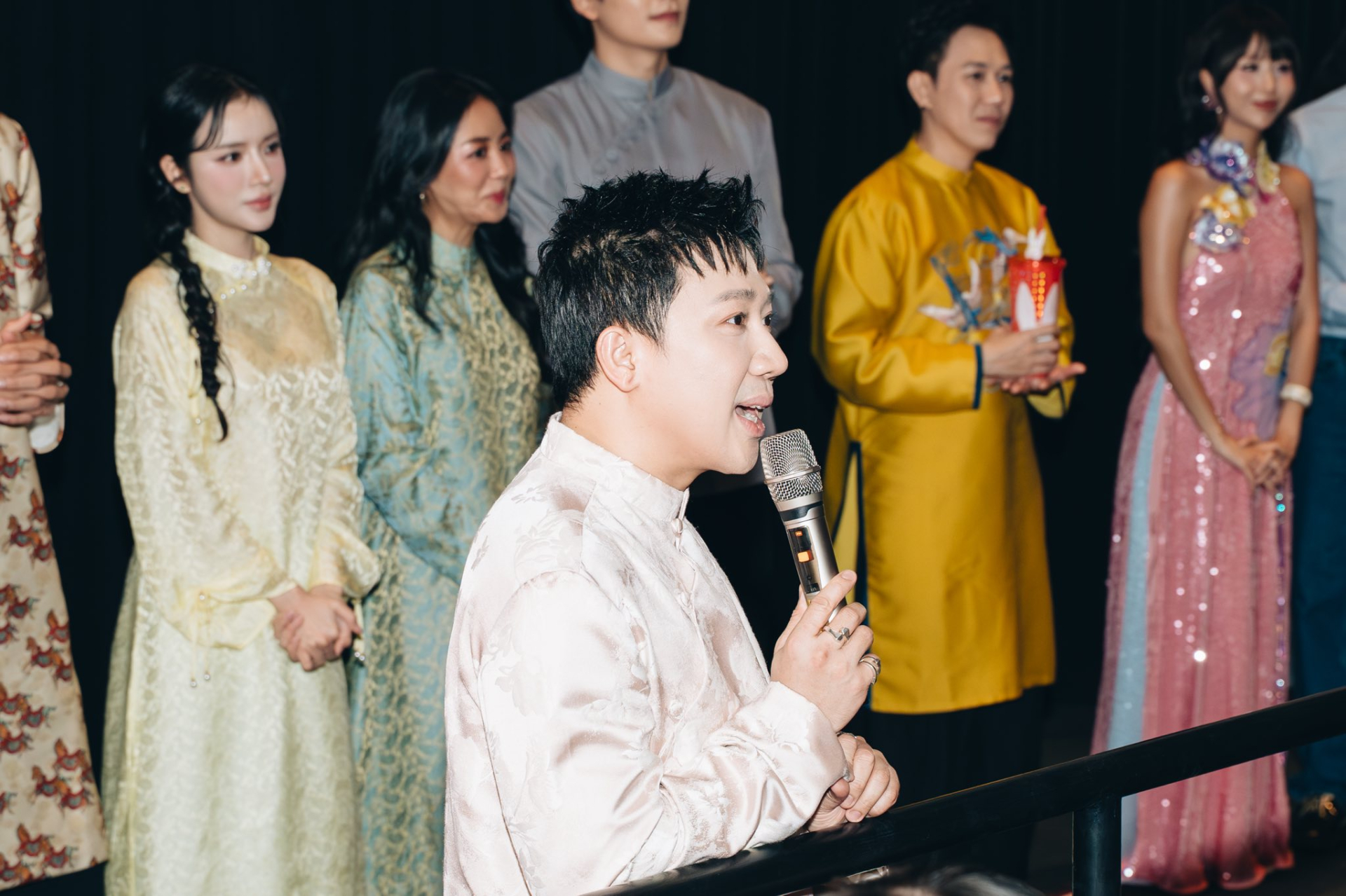 Trấn Th&agrave;nh k&ecirc;u gọi kh&aacute;n giả ủng hộ để tr&ograve;n 450 tỷ - Ảnh 2.