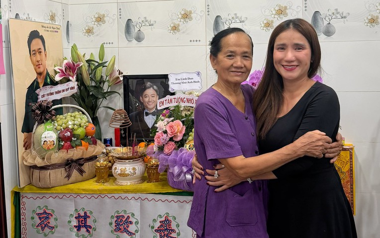 Nữ NSƯT hiếm hoi Qu&yacute; B&igrave;nh gặp l&uacute;c cuối đời đến thắp hương, tiết lộ t&igrave;nh h&igrave;nh mẹ nam nghệ sĩ - Ảnh 1.