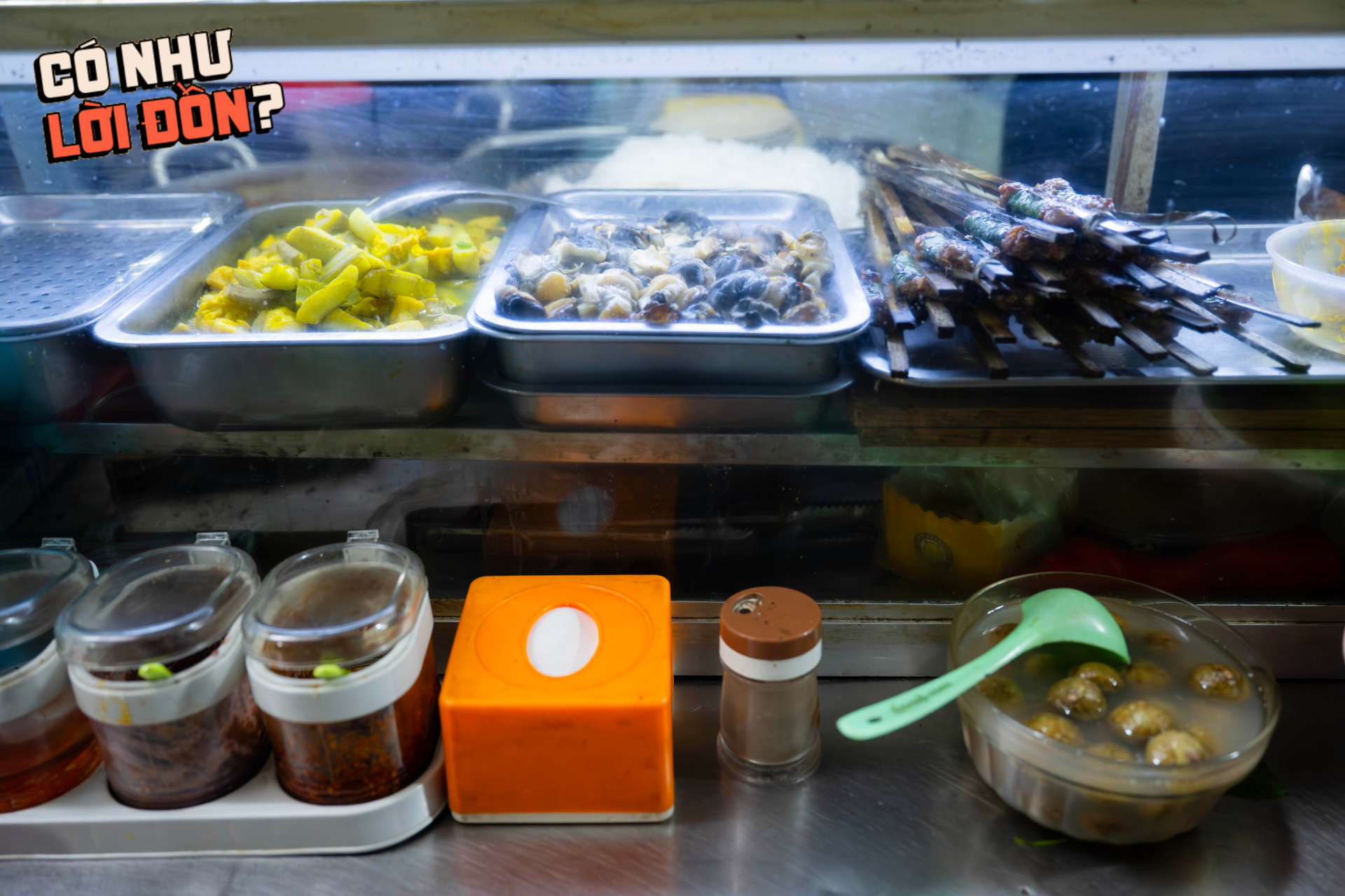 Ăn thử b&aacute;t b&uacute;n ri&ecirc;u 80k g&acirc;y x&ocirc;n xao chợ Đồng Xu&acirc;n: Topping &ecirc; hề ăn k&egrave;m nước sấu ng&acirc;m c&oacute; ngon như lời đồn?- Ảnh 5.