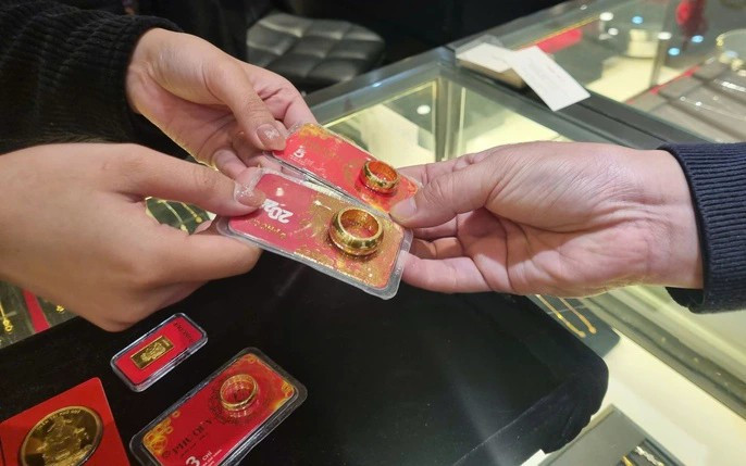 Gi&aacute; v&agrave;ng rung lắc mạnh - Ảnh 1.