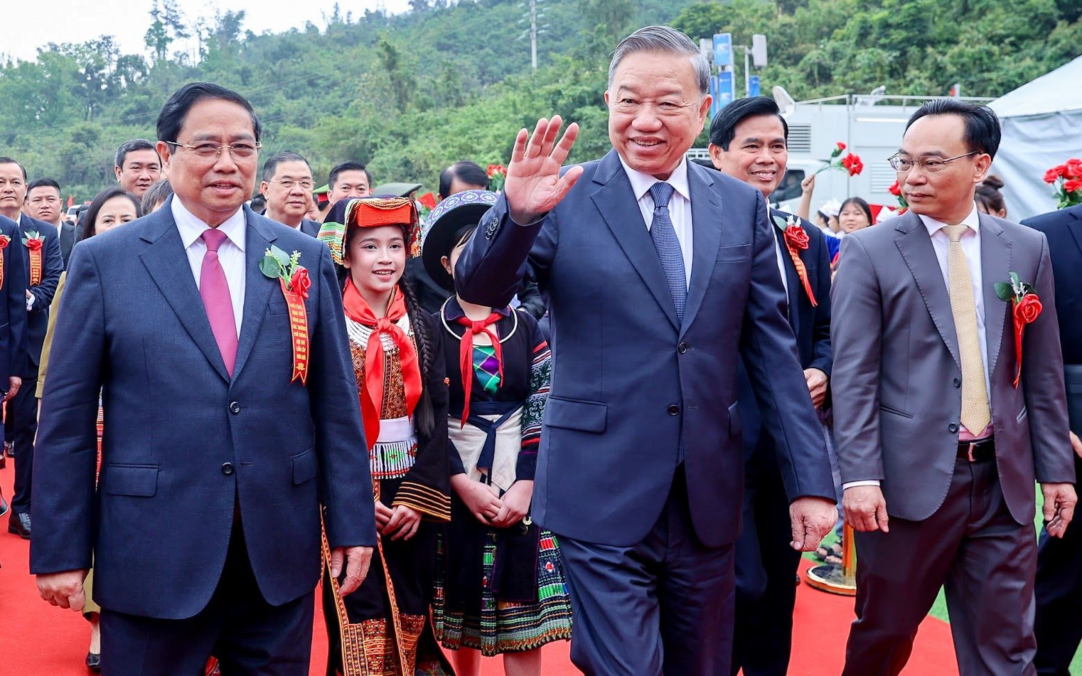 Đ&uacute;ng 8h s&aacute;ng nay, Việt Nam thiết lập một kỷ lục &yacute; nghĩa với 30.000 tỷ đồng, cả nước đồng loạt khởi c&ocirc;ng