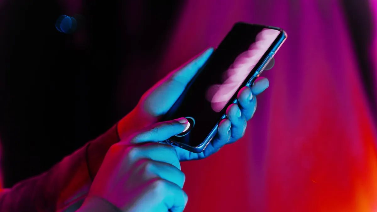 Tại sao 99 con t&agrave;u n&agrave;y vẫn đi qua eo biển Hormuz b&igrave;nh an v&ocirc; sự: Họ đ&atilde; d&ugrave;ng "ph&eacute;p t&agrave;ng h&igrave;nh" trước mắt Iran? - Ảnh 2.