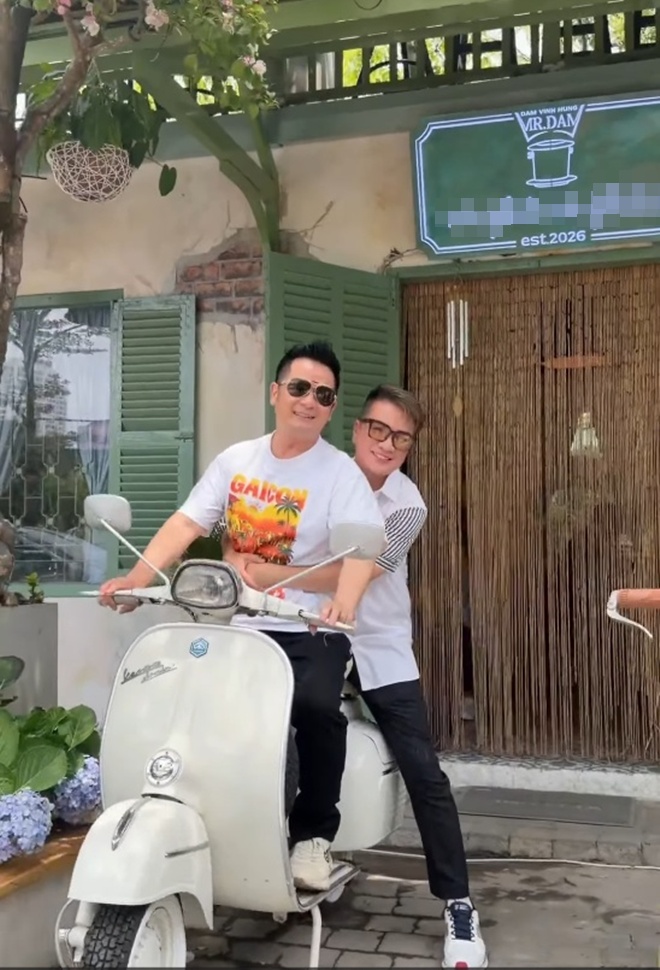 Đ&agrave;m Vĩnh Hưng n&oacute;i về 1 ca sĩ đ&igrave;nh đ&aacute;m: "Người ấy đ&atilde; chủ động đến b&ecirc;n t&ocirc;i v&agrave; đưa tay vuốt m&aacute;" - Ảnh 3.