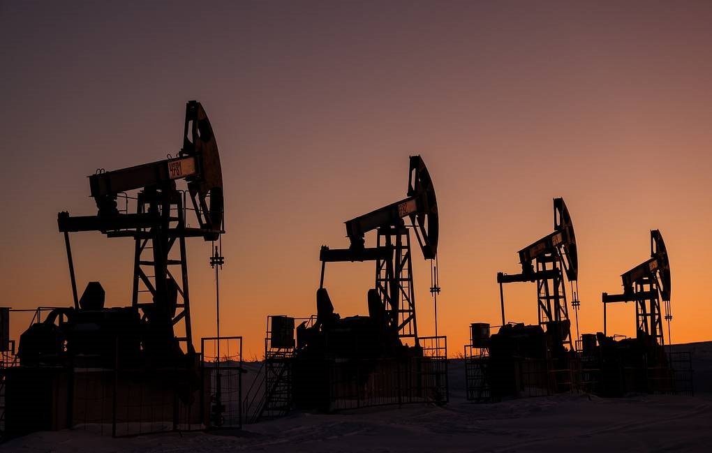 Gi&aacute; dầu bật tăng mạnh sau khi Iran tấn c&ocirc;ng c&aacute;c cơ sở năng lượng v&ugrave;ng Vịnh - Ảnh 1.