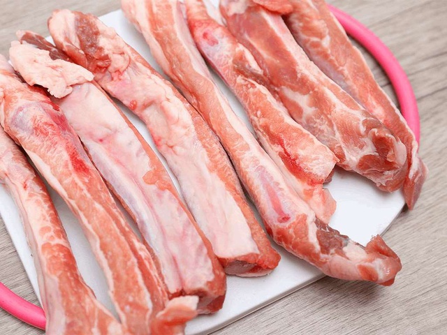 Mua sườn đ&oacute;ng khay trong si&ecirc;u thị, nh&acirc;n vi&ecirc;n n&oacute;i chi tiết "v&agrave;ng" nhiều người kh&ocirc;ng hề biết - Ảnh 2.