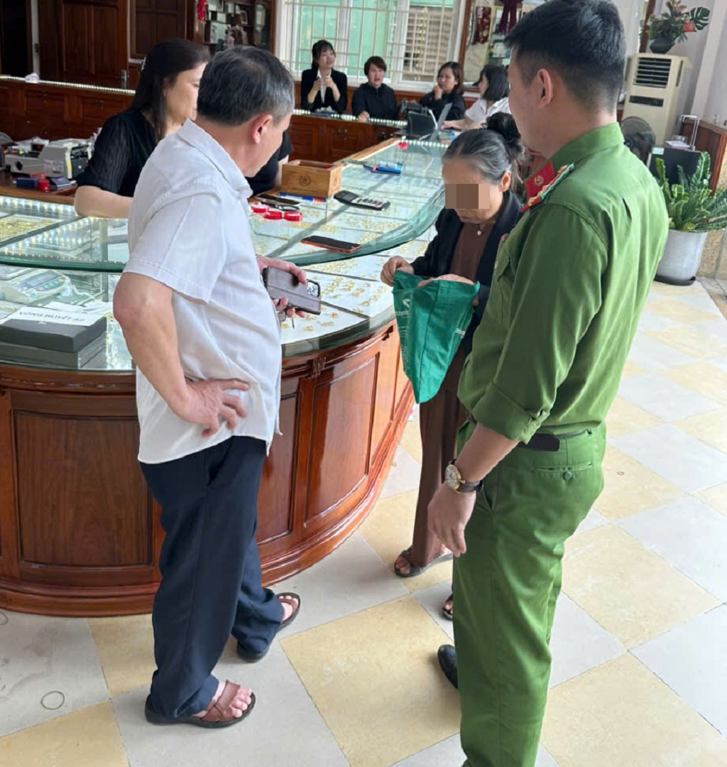 Cụ b&agrave; ở Nghệ An mang 19 chỉ v&agrave;ng đi b&aacute;n để chứng minh t&agrave;i sản 'sạch', c&ocirc;ng an kịp thời c&oacute; mặt ngăn chặn - Ảnh 1.