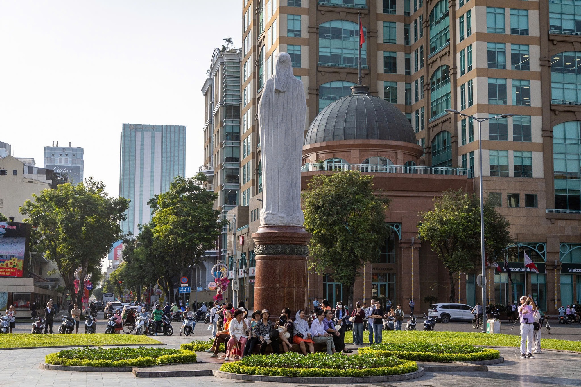 Khoảnh khắc 2 th&aacute;nh gi&aacute; mạ v&agrave;ng nặng 400kg trở lại đỉnh nh&agrave; thờ Đức B&agrave; S&agrave;i G&ograve;n, người d&acirc;n chăm ch&uacute; theo d&otilde;i- Ảnh 10.