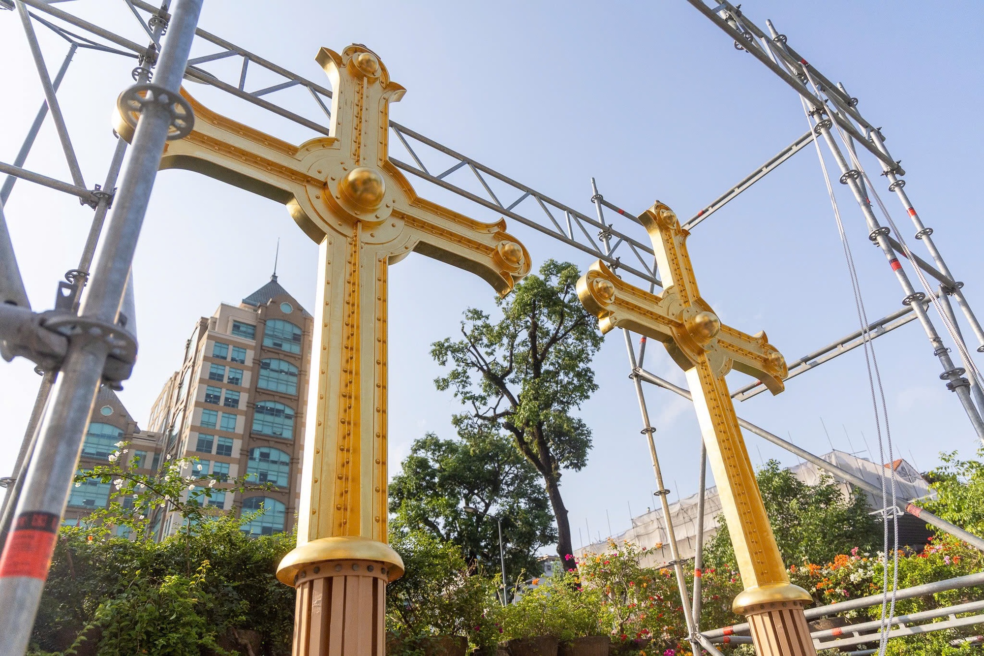 Khoảnh khắc 2 th&aacute;nh gi&aacute; mạ v&agrave;ng nặng 400kg trở lại đỉnh nh&agrave; thờ Đức B&agrave; S&agrave;i G&ograve;n, người d&acirc;n chăm ch&uacute; theo d&otilde;i- Ảnh 1.