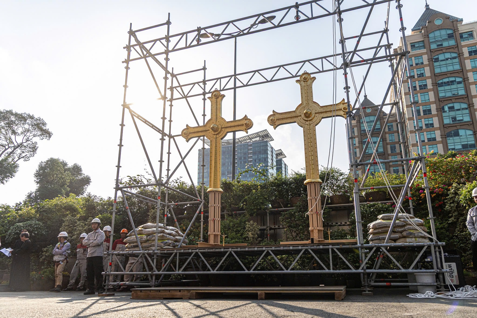 Khoảnh khắc 2 th&aacute;nh gi&aacute; mạ v&agrave;ng nặng 400kg trở lại đỉnh nh&agrave; thờ Đức B&agrave; S&agrave;i G&ograve;n, người d&acirc;n chăm ch&uacute; theo d&otilde;i- Ảnh 2.