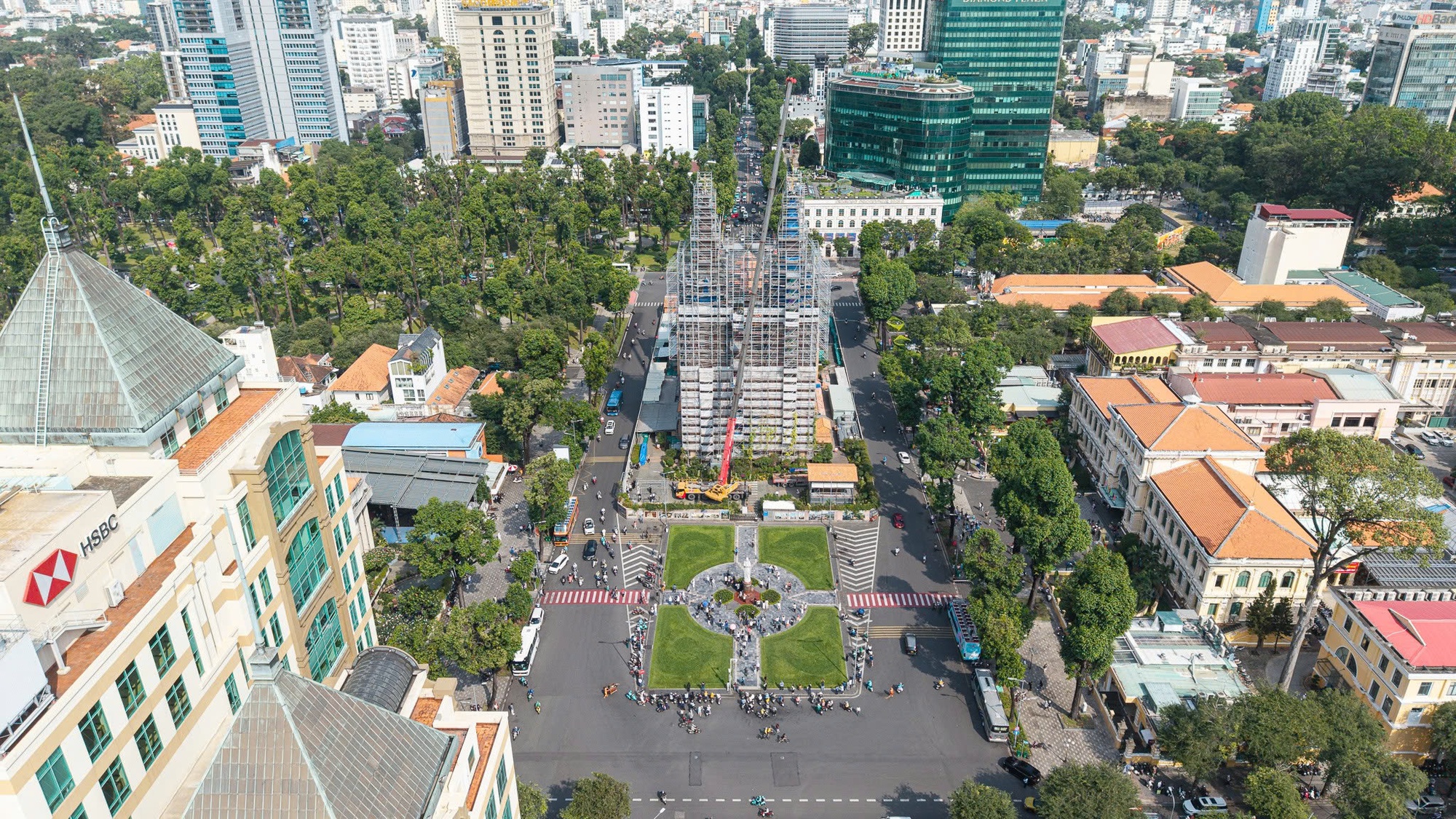 Khoảnh khắc 2 th&aacute;nh gi&aacute; mạ v&agrave;ng nặng 400kg trở lại đỉnh nh&agrave; thờ Đức B&agrave; S&agrave;i G&ograve;n, người d&acirc;n chăm ch&uacute; theo d&otilde;i- Ảnh 9.