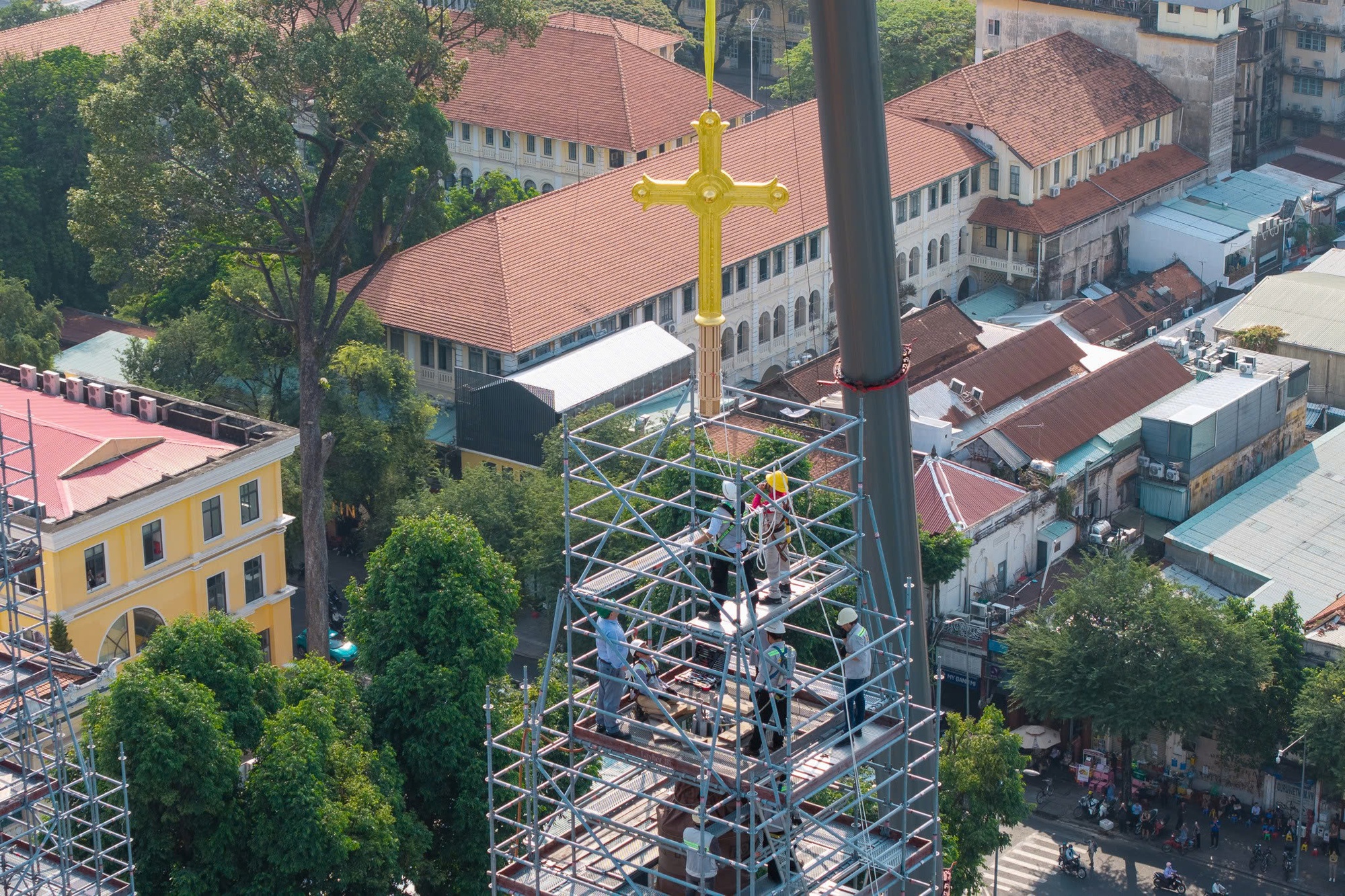 Khoảnh khắc 2 th&aacute;nh gi&aacute; mạ v&agrave;ng nặng 400kg trở lại đỉnh nh&agrave; thờ Đức B&agrave; S&agrave;i G&ograve;n, người d&acirc;n chăm ch&uacute; theo d&otilde;i- Ảnh 8.