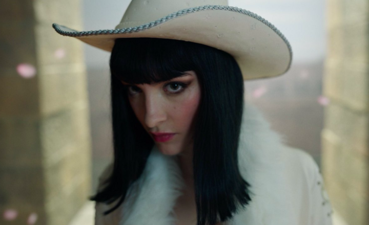 Sắc v&oacute;c n&oacute;ng bỏng của hai mỹ nh&acirc;n phim "Đảo hải tặc" g&acirc;y sốt to&agrave;n cầu- Ảnh 10.