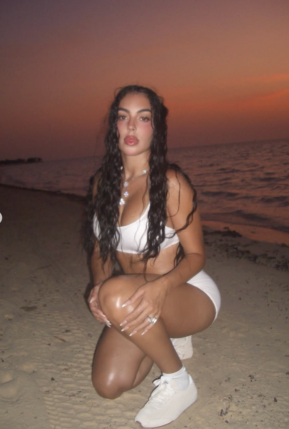 Diện &aacute;o chỉ 2 triệu đồng, bạn g&aacute;i Ronaldo vẫn to&aacute;t l&ecirc;n kh&iacute; chất "phu nh&acirc;n tỷ ph&uacute;", body "n&oacute;ng bỏng mắt" - Ảnh 5.