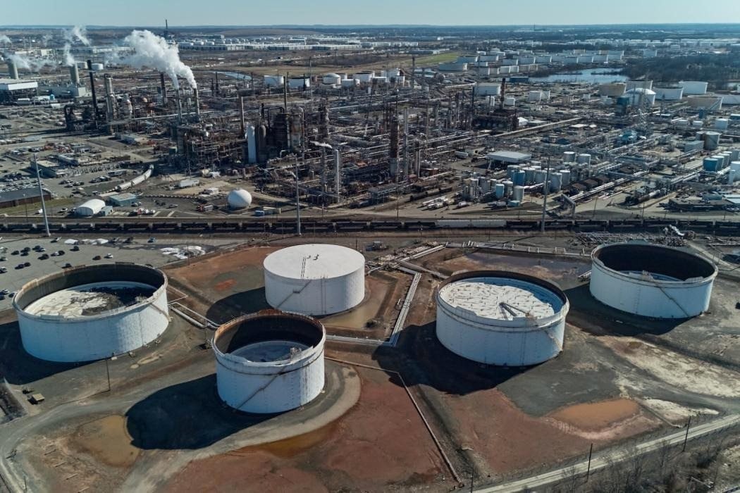 Mỹ bất ngờ tuy&ecirc;n bố c&oacute; thể gỡ cấm vận với 140 triệu th&ugrave;ng dầu của Iran đang tr&ocirc;i nổi tr&ecirc;n biển - Ảnh 2.