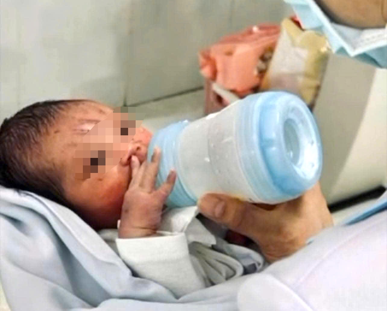 Gia đ&igrave;nh ở Đ&agrave; Nẵng nhận nu&ocirc;i b&eacute; g&aacute;i bị v&ugrave;i lấp trong rừng cao su - Ảnh 1.