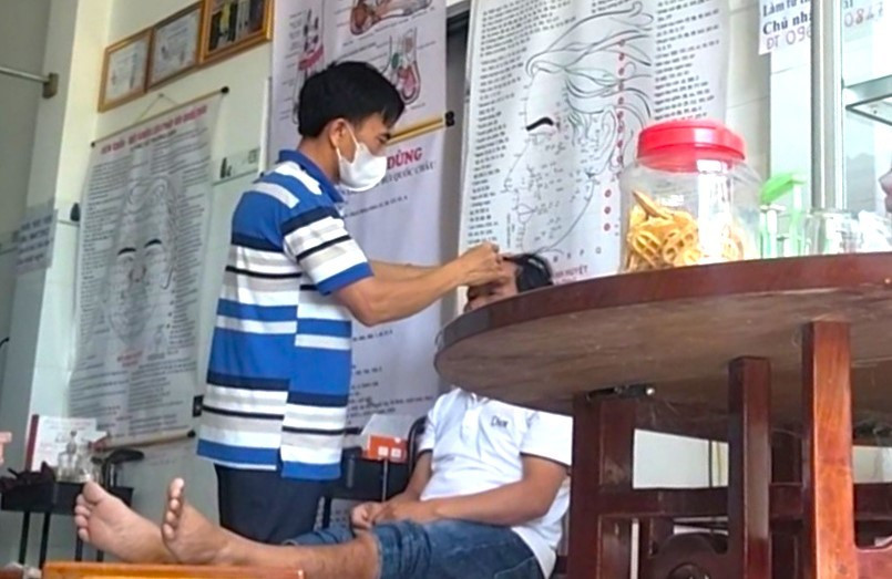 Kỳ lạ: Bệnh nh&acirc;n t&acirc;m thần ' chữa bệnh ' cho người kh&aacute;c tại Đắk Lắk - Ảnh 1.