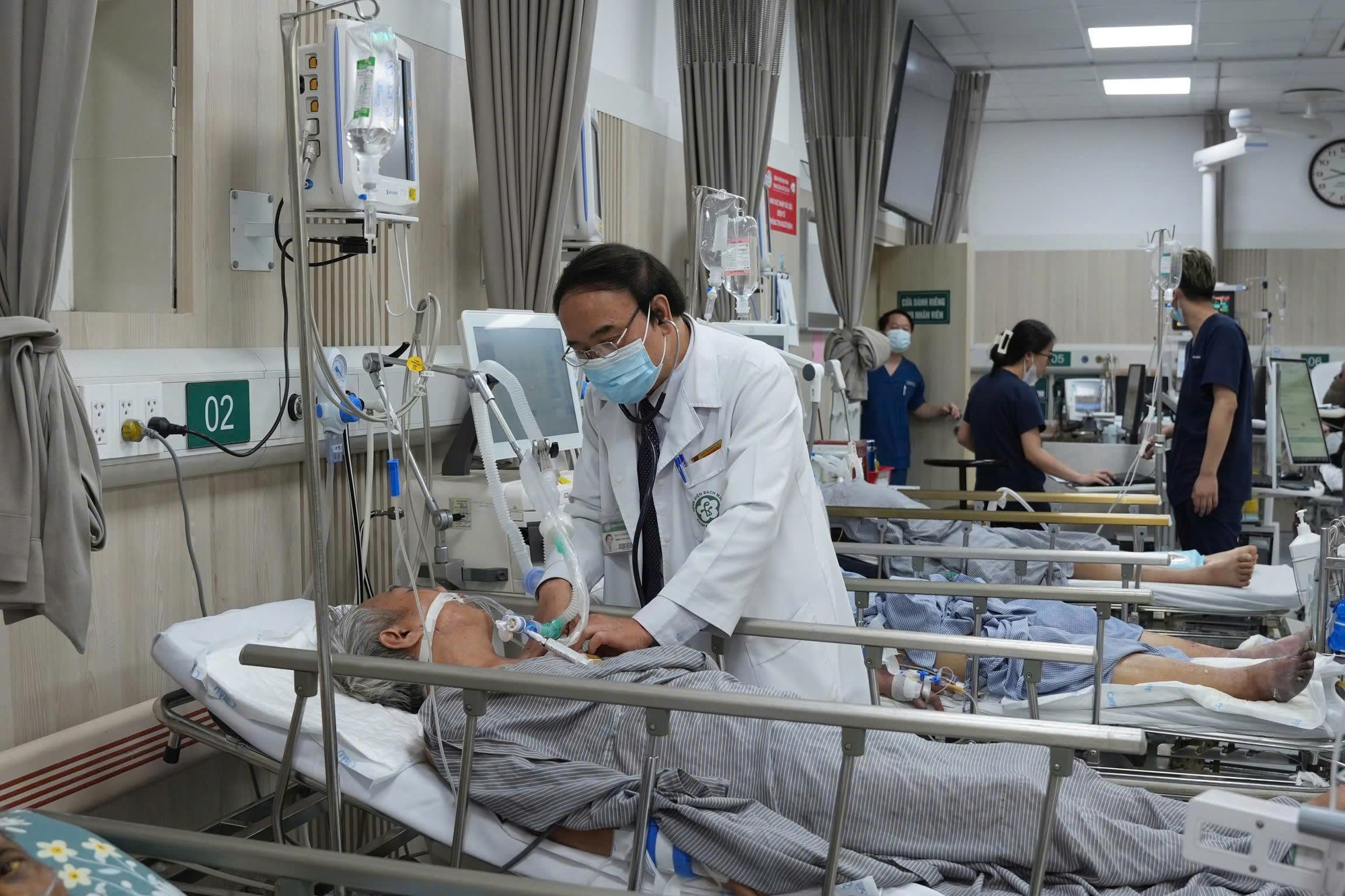 Nguy kịch v&igrave; triền mi&ecirc;n qu&aacute; ch&eacute;n - Ảnh 1.