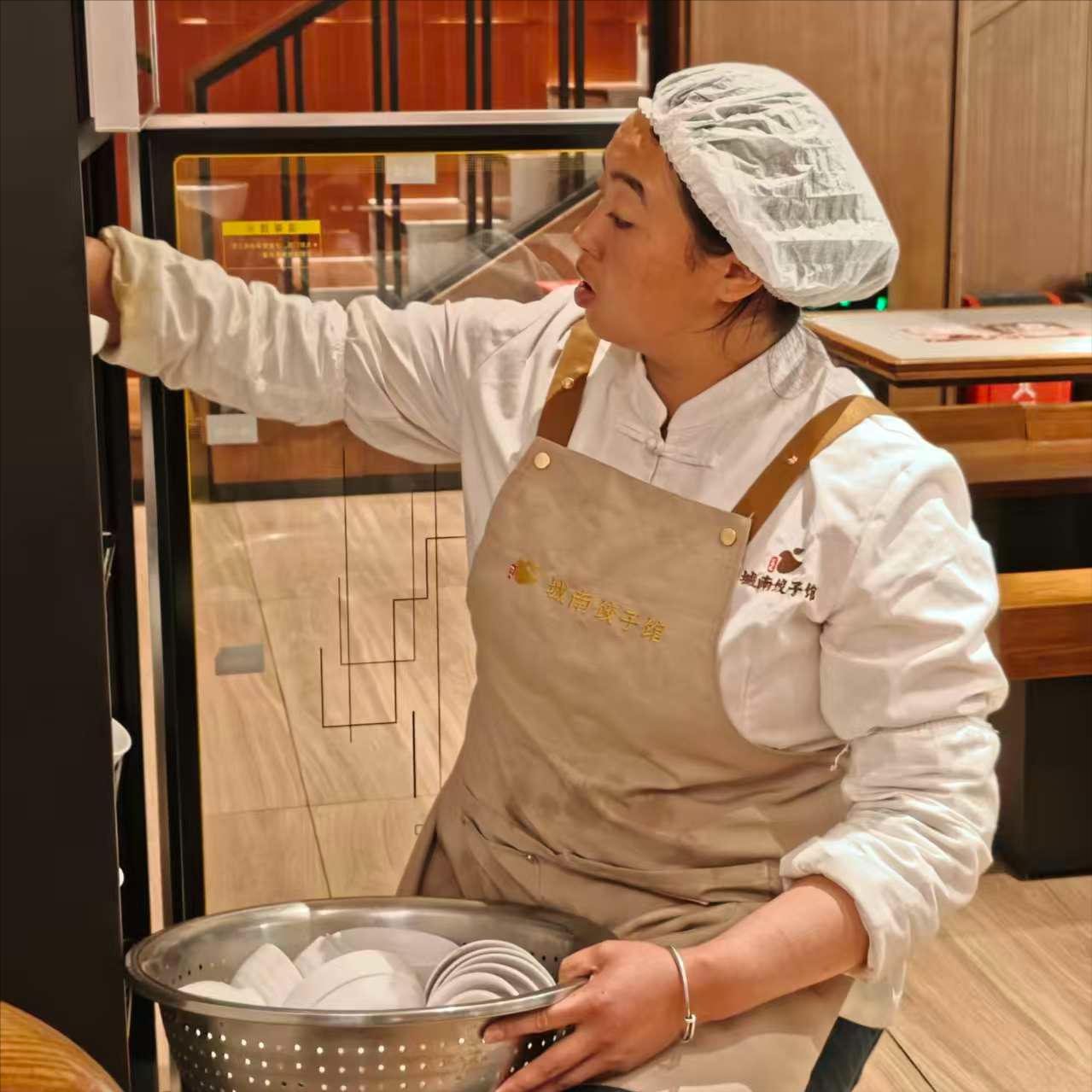 Thu nhập hơn 7 triệu đồng, làm việc 14 tiếng/ngày: Nhóm lao động tưởng “lép vế” nay giữ vai trò quan trọng cho ngành dịch vụ thay người trẻ - Ảnh 1. Thu nhập hơn 7 triệu đồng, làm việc 14 tiếng/ngày: Nhóm lao động tưởng “lép vế” nay giữ vai trò quan trọng cho ngành dịch vụ thay người trẻ - Ảnh 1.