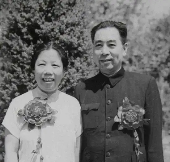 "T&igrave;nh d&agrave;i giấy ngắn, h&ocirc;n anh mu&ocirc;n ngh&igrave;n lần": Thư t&igrave;nh đẫm y&ecirc;u thương của cố Thủ tướng Trung Quốc Chu &Acirc;n Lai v&agrave; phu nh&acirc;n - Ảnh 1.