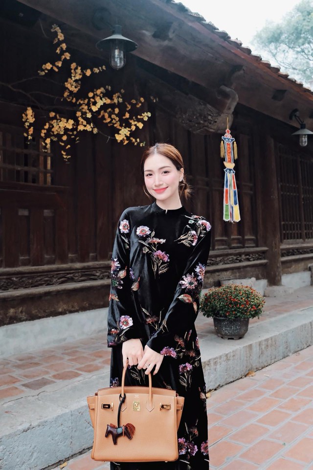 Ho&agrave; Minzy được fan tặng 6 c&acirc;y v&agrave;ng - Ảnh 3.