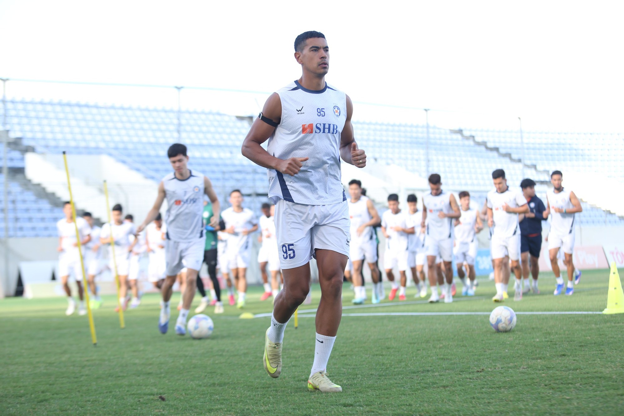 Tuyển Việt Nam c&oacute; thể bị xử thua Malaysia 0-3 nếu HLV Kim Sang-sik d&ugrave;ng cầu thủ nhập tịch cao 1m95 - Ảnh 1.