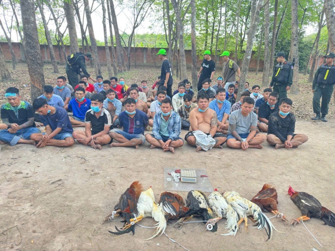 Ph&aacute;t hiện hơn 80 người tập trung tại một khu đất trống, c&ocirc;ng an sử dụng c&ocirc;ng nghệ cao v&agrave;o cuộc - Ảnh 2.