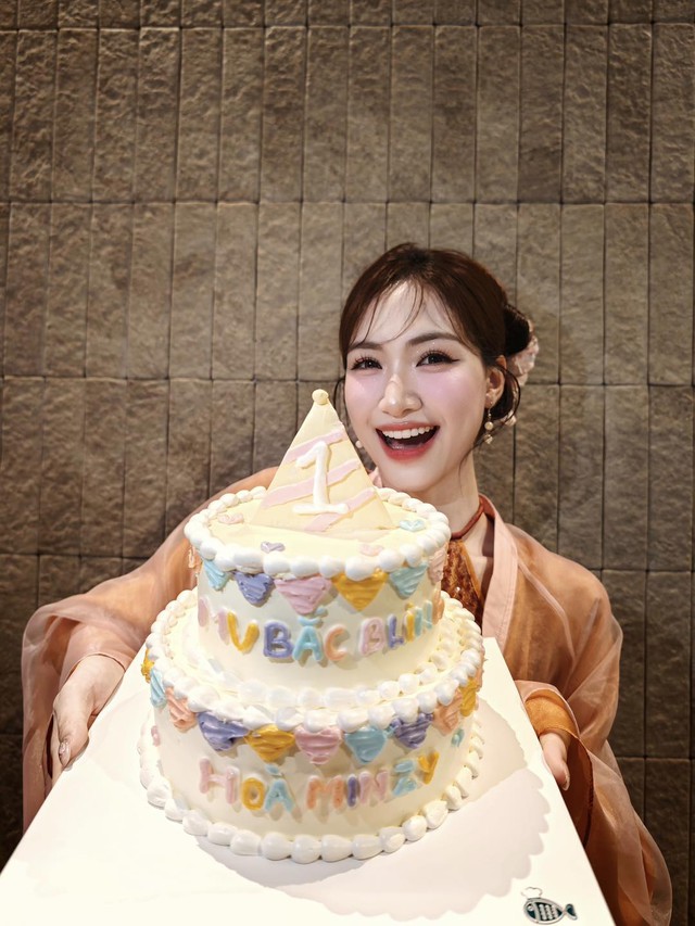 Ho&agrave; Minzy được fan tặng 6 c&acirc;y v&agrave;ng - Ảnh 2.