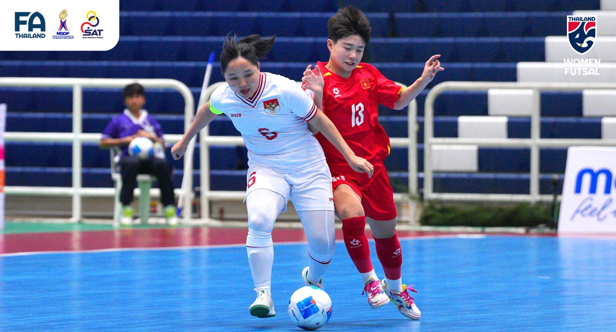 Quả b&oacute;ng V&agrave;ng lập c&ocirc;ng, tuyển Việt Nam ngược d&ograve;ng thắng đậm Indonesia - Ảnh 1.