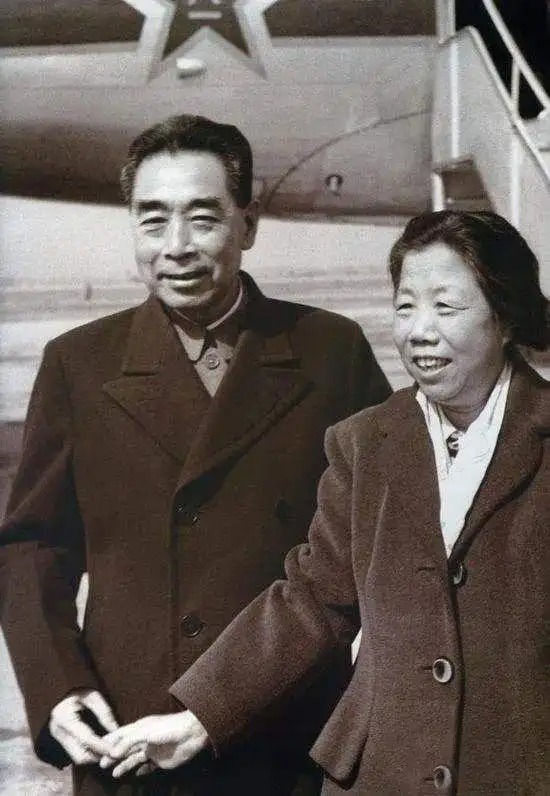 "T&igrave;nh d&agrave;i giấy ngắn, h&ocirc;n anh mu&ocirc;n ngh&igrave;n lần": Thư t&igrave;nh đẫm y&ecirc;u thương của cố Thủ tướng Trung Quốc Chu &Acirc;n Lai v&agrave; phu nh&acirc;n - Ảnh 2.