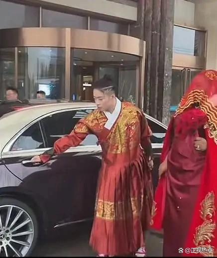 Nam thanh ni&ecirc;n cưới vợ da m&agrave;u hơn 20 tuổi: Tin đồn &lsquo;10 triệu USD&rsquo; v&agrave; biểu cảm &lsquo;g&acirc;y b&atilde;o&rsquo; của mẹ chồng - Ảnh 3.