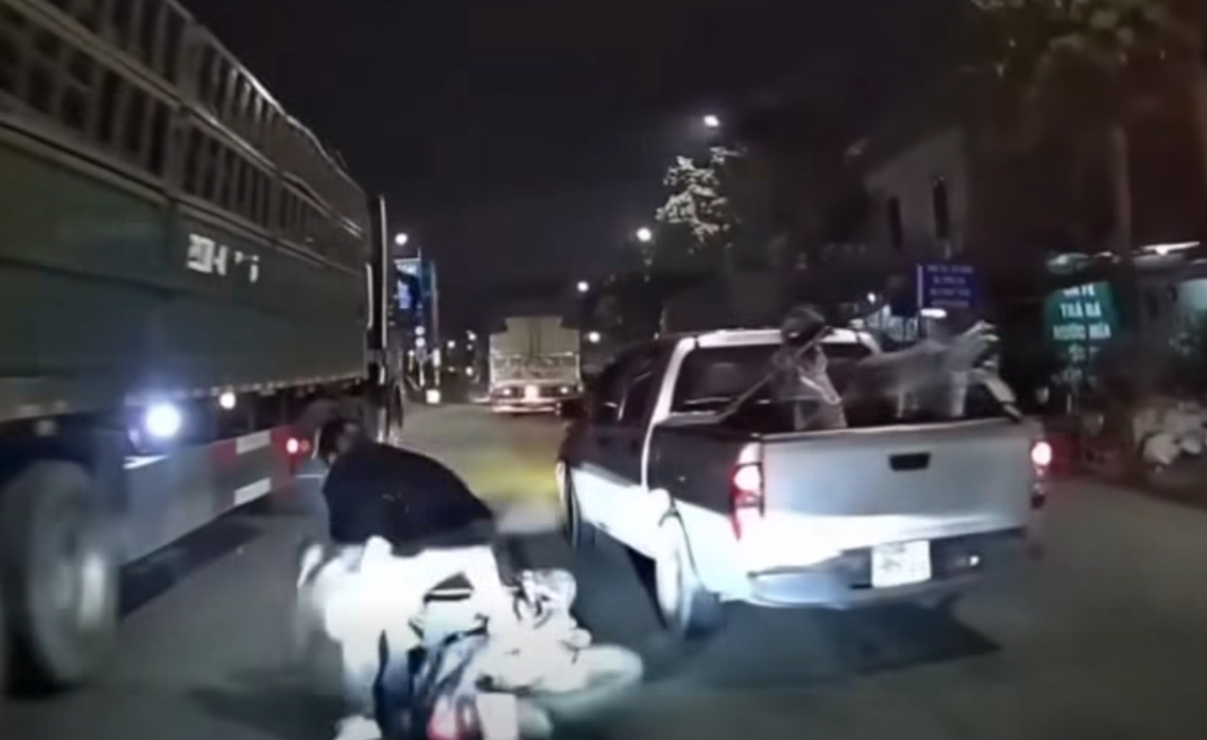 H&agrave; Nội: T&agrave;i xế xe b&aacute;n tải ch&egrave;n ng&atilde; 3 người đi xe m&aacute;y g&acirc;y bức x&uacute;c dư luận - Ảnh 1.