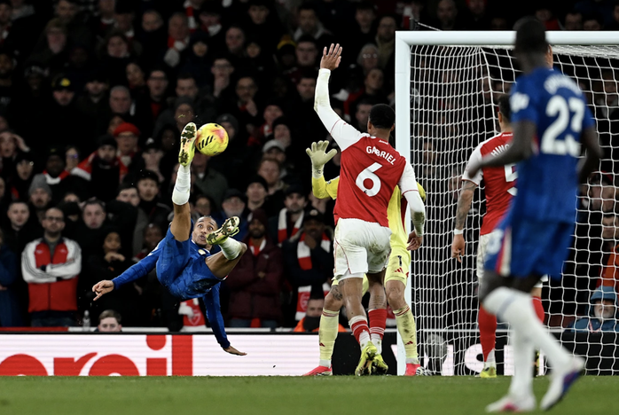 Mưa bàn thắng từ phạt góc, Arsenal đánh bại Chelsea ở derby London - Ảnh 2.