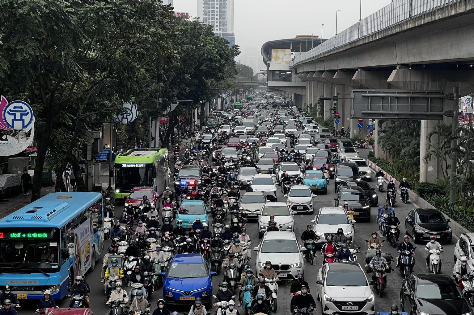 H&agrave; Nội đặt mục ti&ecirc;u chuyển đổi 64 % taxi xăng dầu sang điện v&agrave;o năm 2026 - Ảnh 1.