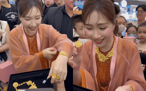 Ho&agrave; Minzy được fan tặng 6 c&acirc;y v&agrave;ng - Ảnh 1.