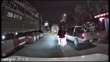 Danh t&iacute;nh t&agrave;i xế &ocirc; t&ocirc; b&aacute;n tải ch&egrave;n &eacute;p khiến 3 người tr&ecirc;n xe m&aacute;y ng&atilde; nh&agrave;o ở H&agrave; Nội - Ảnh 2.