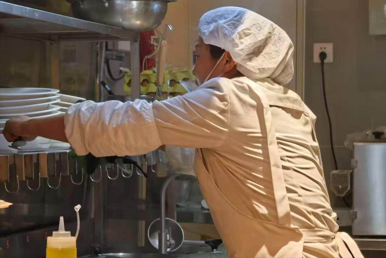 Thu nhập hơn 7 triệu đồng, làm việc 14 tiếng/ngày: Nhóm lao động tưởng “lép vế” nay giữ vai trò quan trọng cho ngành dịch vụ thay người trẻ - Ảnh 2. Thu nhập hơn 7 triệu đồng, làm việc 14 tiếng/ngày: Nhóm lao động tưởng “lép vế” nay giữ vai trò quan trọng cho ngành dịch vụ thay người trẻ - Ảnh 2.