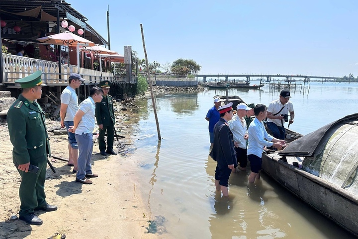 Nguy&ecirc;n nh&acirc;n vụ ch&igrave;m thuyền TP Huế khiến 2 mẹ con tử vong tại ph&aacute; Tam Giang - Ảnh 1.